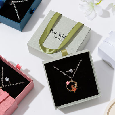 กล่องเครื่องประดับกระดาษคราฟท์พิมพ์ลายสั่งทำพิเศษสำหรับต่างหูและสร้อยคอ กล่องแหวนกระดาษรีไซเคิล บรรจุภัณฑ์ของขวัญเป็นมิตรกับสิ่งแวดล้อมสำหรับผู้หญิง