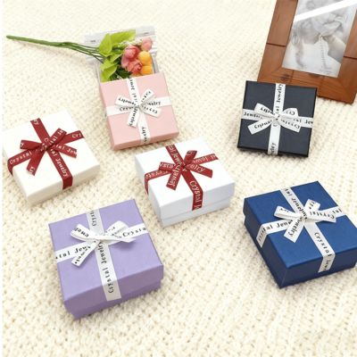 กล่องบรรจุภัณฑ์เครื่องประดับแบบกำหนดเอง โบว์ริบบิ้น อังกฤษ ทรงสี่เหลี่ยมแบบสวรรค์และโลก กล่องกระดาษแข็งหรูหรา สำหรับใส่ต่างหู แหวน