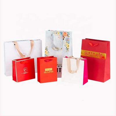 การสั่งซื้อตามสั่ง สามารถรับได้ โลโก้หรูหรา กระเป๋าช้อปพิมพ์ สําหรับของขวัญวันหยุดที่งดงาม