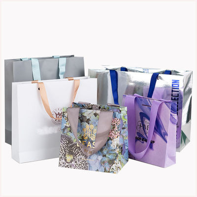 การสั่งซื้อตามสั่ง สามารถรับได้ โลโก้หรูหรา กระเป๋าช้อปพิมพ์ สําหรับของขวัญวันหยุดที่งดงาม