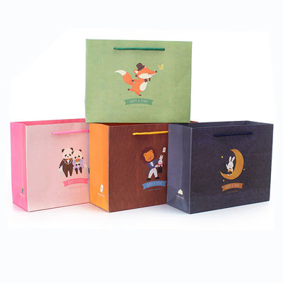 CMYK/PANTONE การพิมพ์ กระดาษ Kraft ที่กําหนดเอง กระเป๋าช้อปปิ้งของขวัญสําหรับเสื้อผ้า