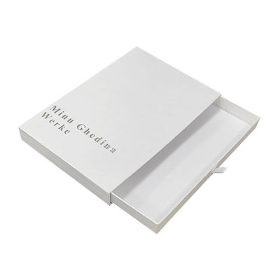 กล่องบรรจุของขวัญสีขาวขนาดเล็ก