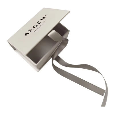 สร้อยคอที่กําหนดเอง เครื่องประดับกล่องกระดาษกล่องของขวัญหรู Packaging With Ribbon Premium Magnetic Gift Box
