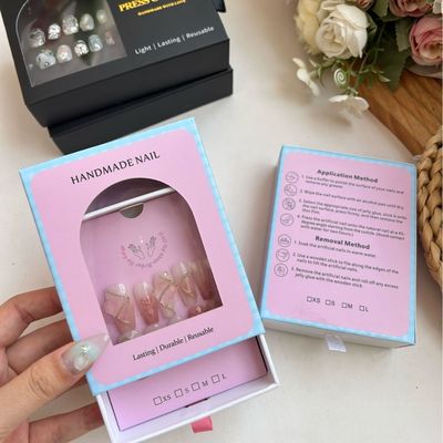 กล่องบรรจุภัณฑ์เครื่องประดับหรูหราเป็นมิตรกับสิ่งแวดล้อมสำหรับต่างหู กระดาษแข็งรีไซเคิล บุด้วยฟองน้ำ เทคนิคการปั๊ม กล่องใส่เทียน กระเป๋าสตางค์