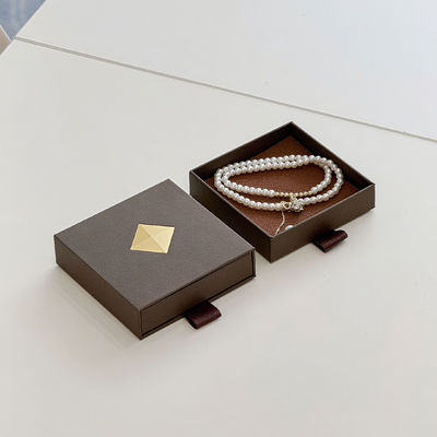 โลโก้ที่กําหนดเอง Eco Friendly Printed Hard Rigid Recycle Style กระดาษบรรจุกระดาษกระดาษกล่องกระเป๋า