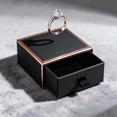 กล่องแหวนโลโก้สั่งทำพิเศษหรูหราแบบวินเทจ กระดาษแข็งสีงาช้าง บุด้วยฟองน้ำกำมะหยี่ ปั๊มลาย เคลือบเงา UV พิมพ์ลาย