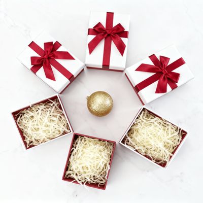 กล่องของขวัญแข็งแบบกำหนดเองจากโรงงานหรูหราพร้อมฝาปิด กระดาษเคลือบผิวเคลือบด้าน ลายนูน ปั๊มขึ้นรูป สำหรับบรรจุภัณฑ์ของขวัญ