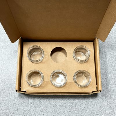 กล่องบรรจุภัณฑ์ของขวัญกระดาษลูกฟูกคราฟท์แบบ 6 แพ็คสำหรับเทียนหอมขนาด 2 ออนซ์ พิมพ์ฟอยล์ทองและเคลือบลามิเนตด้าน