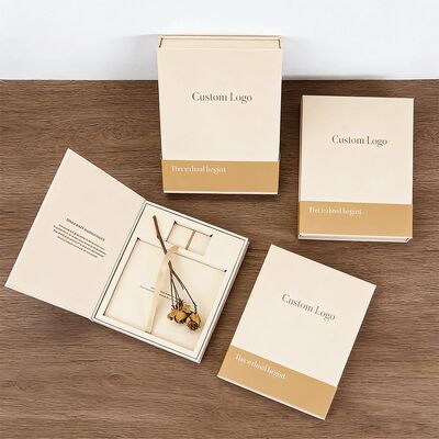 กล่องบรรจุภัณฑ์ของขวัญแม่เหล็กกระดาษแข็ง Eva แบบแข็งสำหรับแฟชั่นโลโก้ที่กำหนดเองสำหรับ Sports Cards