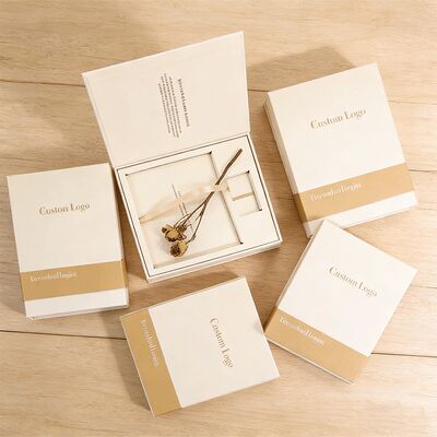 กล่องบรรจุภัณฑ์ของขวัญแม่เหล็กกระดาษแข็ง Eva แบบแข็งสำหรับแฟชั่นโลโก้ที่กำหนดเองสำหรับ Sports Cards