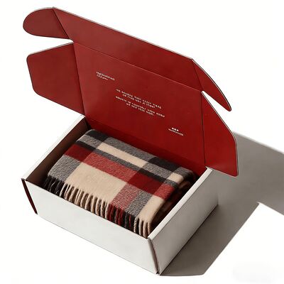 กล่องพับและรีไซเคิลกระดาษกระดาษสีขาวเพื่อส่งและบรรจุเสื้อผ้าที่มีโลโก้