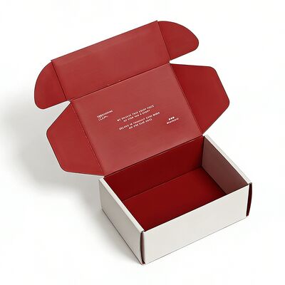 กล่องพับและรีไซเคิลกระดาษกระดาษสีขาวเพื่อส่งและบรรจุเสื้อผ้าที่มีโลโก้